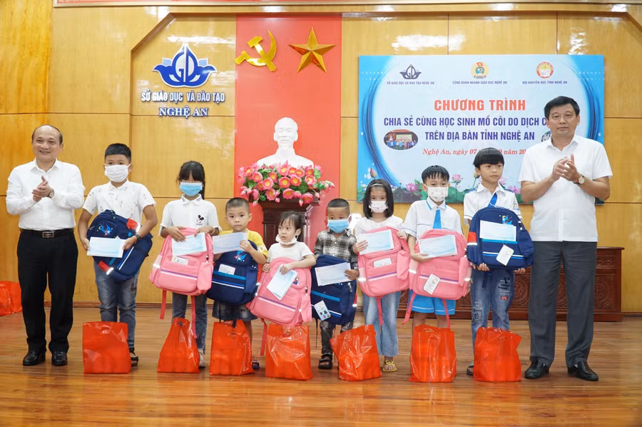 Ông Kha Văn Tám – Chủ tịch Liên đoàn Lao động Nghệ An và ông Nguyễn Thanh Hiền – Chủ tịch Hội khuyến học tỉnh trao quà hỗ trợ và động viên các em nhỏ.