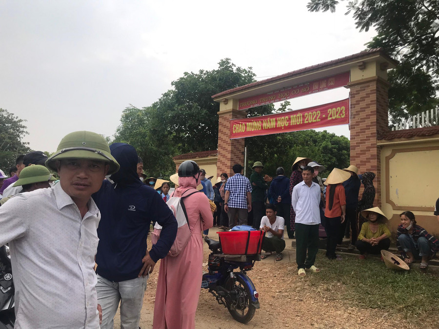 Phụ huynh xã Lạng Sơn (huyện Anh Sơn, Nghệ An) tập trung ở cổng trường ngăn cản con em đi học để phản đối sáp nhập trường. Phụ huynh xã Lạng Sơn (huyện Anh Sơn, Nghệ An) tập trung ở cổng trường ngăn cản con em đi học để phản đối sáp nhập trường.