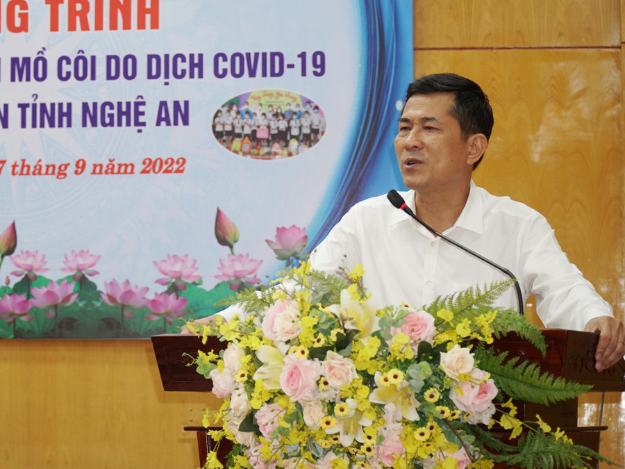 Ông Thái Văn Thành - Giám đốc Sở GD&ĐT Nghệ An chia sẻ nỗi đau mất mát với học sinh mồ côi do dịch Covid-19. Ông Thái Văn Thành - Giám đốc Sở GD&ĐT Nghệ An chia sẻ nỗi đau mất mát với học sinh mồ côi do dịch Covid-19.