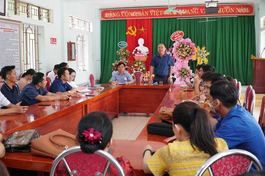 Lãnh đạo huyện Anh Sơn, Nghệ An họp tháo gỡ vướng mắc về việc sáp nhập trường với cán bộ, giáo viên Trường THCS Khai Lạng. Lãnh đạo huyện Anh Sơn, Nghệ An họp tháo gỡ vướng mắc về việc sáp nhập trường với cán bộ, giáo viên Trường THCS Khai Lạng.