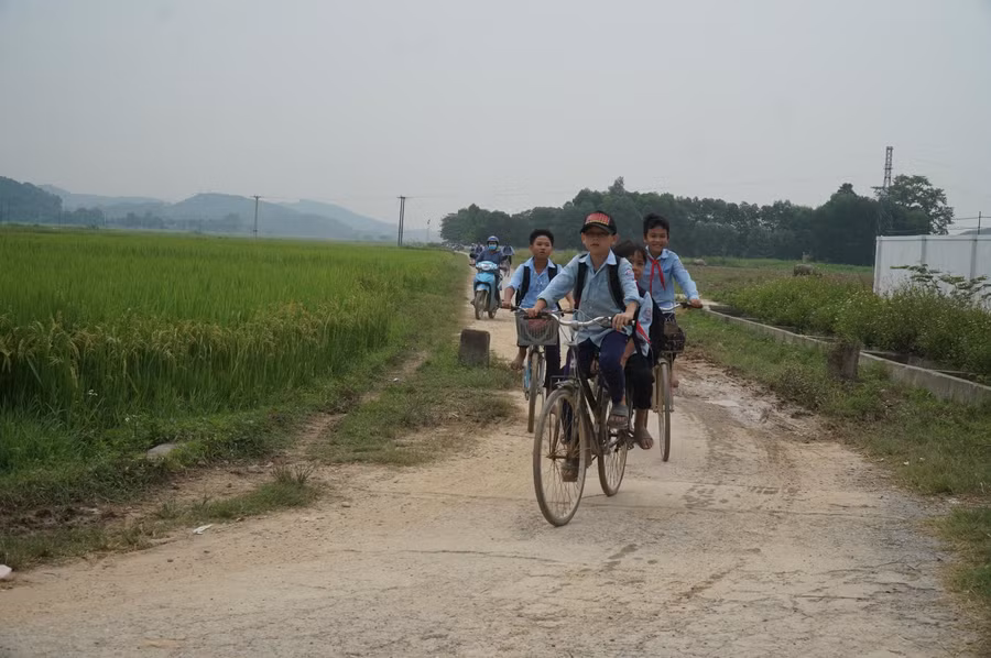 Nhiều học sinh xã Lạng Sơn đến trường nhưng phụ huynh ngăn cản vào lớp nên phải ra về sau đó.