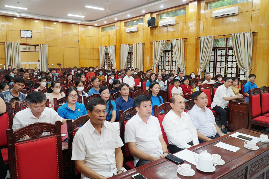 Các đại biểu dự chương trình chia sẻ cùng học sinh Nghệ An mồ côi do dịch Covid-19. Các đại biểu dự chương trình chia sẻ cùng học sinh Nghệ An mồ côi do dịch Covid-19.