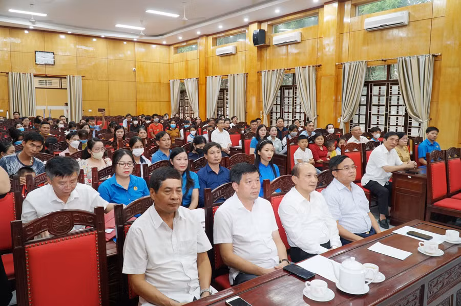 Các đại biểu dự chương trình chia sẻ cùng học sinh Nghệ An mồ côi do dịch Covid-19.