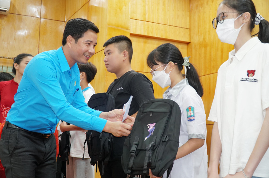 Ông Đặng Văn Hải - Chủ tịch Công đoàn Giáo dục Nghệ An trao quà hỗ trợ học sinh mất người thân do dịch Covid-19. Ông Đặng Văn Hải - Chủ tịch Công đoàn Giáo dục Nghệ An trao quà hỗ trợ học sinh mất người thân do dịch Covid-19.