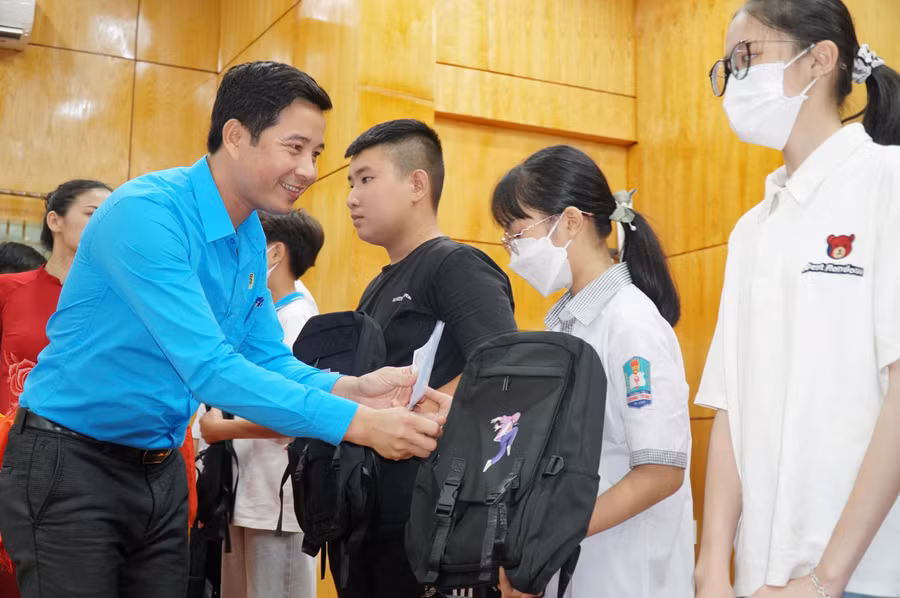 Ông Đặng Văn Hải - Chủ tịch Công đoàn Giáo dục Nghệ An trao quà hỗ trợ học sinh mất người thân do dịch Covid-19.