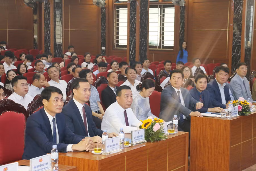 Các đại biểu dự lễ Khởi động Dự án ODA đào tạo ngành Chăn nuôi và Thú y tiên tiến tại Trường Đại học Vinh. Ảnh: Hồ Lài.