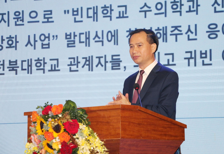 GS.TS Nguyễn Huy Bằng – Hiệu trưởng Trường ĐH Vinh cảm ơn Đại học Quốc gia Jeonbuk, Hàn Quốc đã tin tưởng giới thiệu cơ hội hợp tác, triển khai dự án. Ảnh: Hồ Lài. GS.TS Nguyễn Huy Bằng – Hiệu trưởng Trường ĐH Vinh cảm ơn Đại học Quốc gia Jeonbuk, Hàn Quốc đã tin tưởng giới thiệu cơ hội hợp tác, triển khai dự án. Ảnh: Hồ Lài.