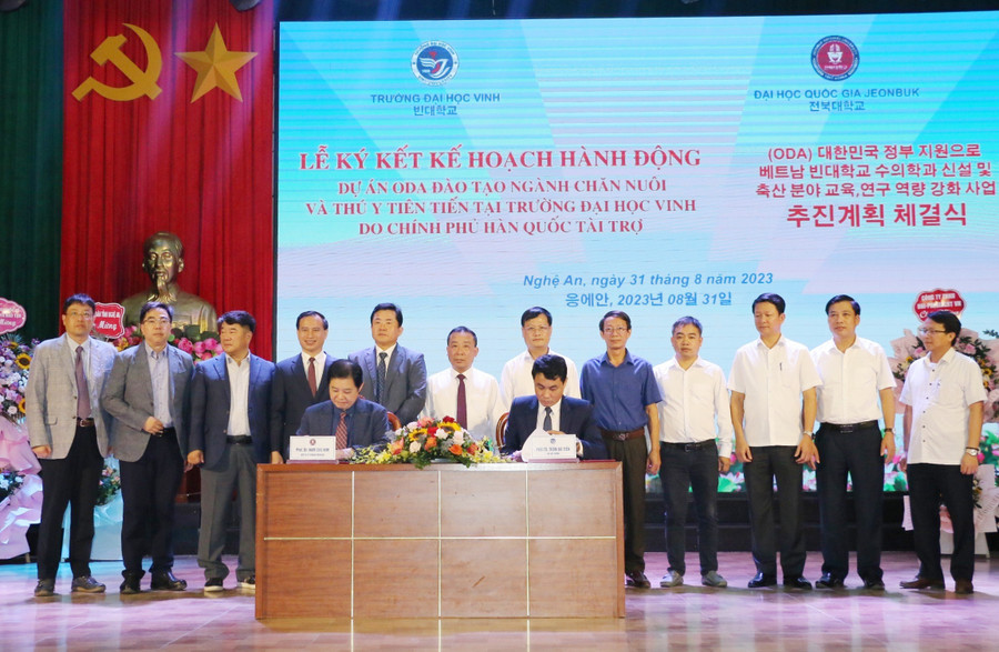 Ký kết Dự án ODA đào tạo ngành Chăn nuôi và Thú y tiên tiến tại Trường ĐH Vinh cũng là việc cụ thể hóa tinh thần Hợp tác chiến lược toàn diện Việt Nam - Hàn Quốc. Ảnh: Hồ Lài. Ký kết Dự án ODA đào tạo ngành Chăn nuôi và Thú y tiên tiến tại Trường ĐH Vinh cũng là việc cụ thể hóa tinh thần Hợp tác chiến lược toàn diện Việt Nam - Hàn Quốc. Ảnh: Hồ Lài.