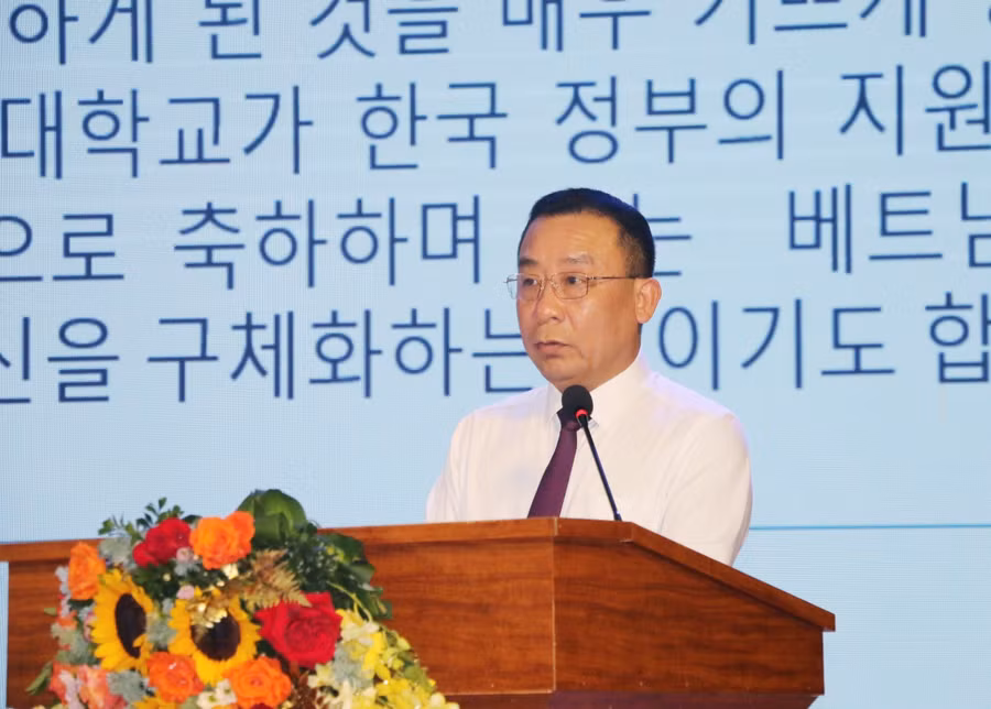 Ông Nguyễn Văn Đệ - Phó Chủ tịch UBND tỉnh Nghệ An phát biểu tại buổi lễ. Ảnh: Hồ Lài.