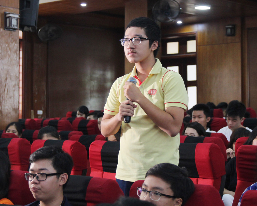 Học sinh đặt câu hỏi cho các diễn giả Học sinh đặt câu hỏi cho các diễn giả