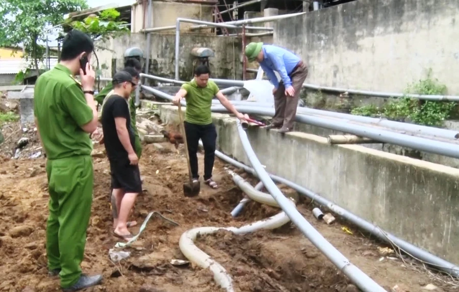 Lực lượng chức năng huyện Quan Hóa phát hiện đường ống xả thải trực tiếp ra sông Mã của HTX chế biến lâm sản Hà Long ở Bản Chăm, xã Phú Nghiêm.