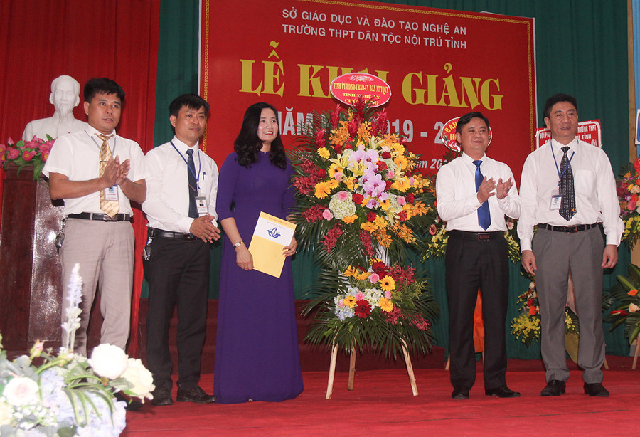 Chủ tịch UBND tỉnh tặng hoa và quà cho Trường THPT DTNT Nghệ An. Chủ tịch UBND tỉnh tặng hoa và quà cho Trường THPT DTNT Nghệ An.