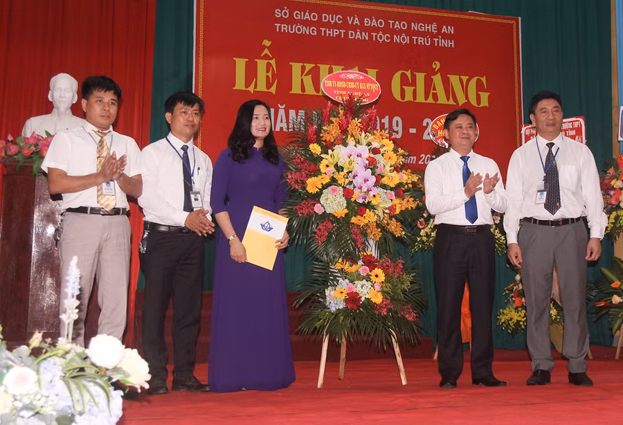 Chủ tịch UBND tỉnh tặng hoa và quà cho Trường THPT DTNT Nghệ An.