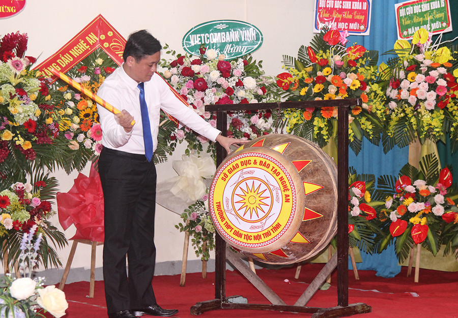 Chủ tịch UBND tỉnh Nghệ An Thái Thanh Quý đánh trống khai giảng năm học mới 2019 - 2020. Chủ tịch UBND tỉnh Nghệ An Thái Thanh Quý đánh trống khai giảng năm học mới 2019 - 2020.
