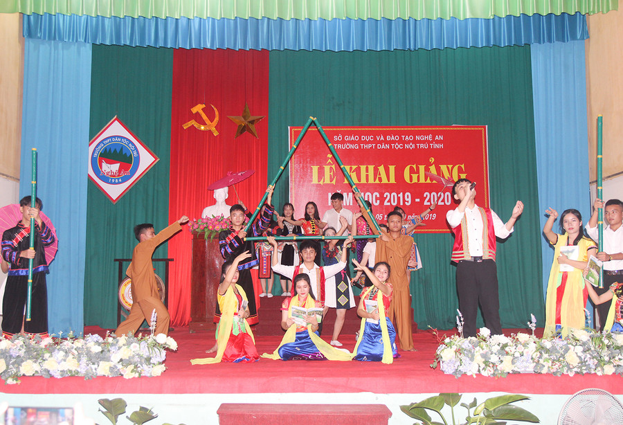 Đây là ngôi trường hội tụ 9 thành phần dân tộc cùng theo học Đây là ngôi trường hội tụ 9 thành phần dân tộc cùng theo học