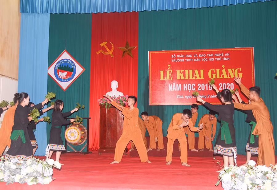 Học sinh Trường THPT Dân tộc nội trú Nghệ An dựng lại Lễ hội "Tiếng sấm đầu mùa" của tộc người Ơ Đu.