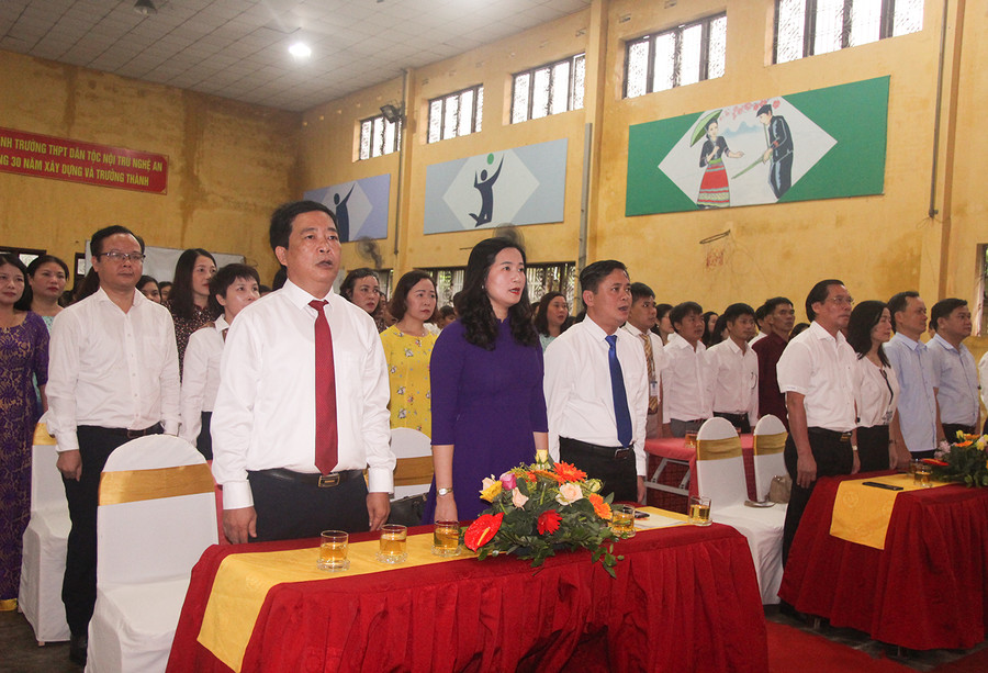 Do thời tiết mưa, lễ khai giảng tại Trường THPT Dân tộc nội trú Nghệ An được tổ chức trong hội trường Do thời tiết mưa, lễ khai giảng tại Trường THPT Dân tộc nội trú Nghệ An được tổ chức trong hội trường