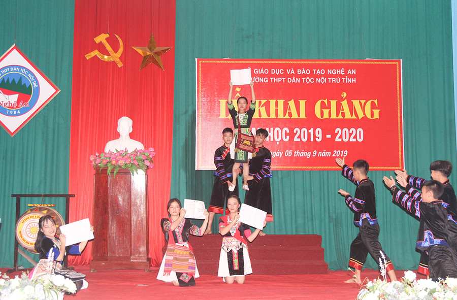 Ngoài học tập, các em học sinh còn giữ gìn bản sắc văn hóa dân tộc mình Ngoài học tập, các em học sinh còn giữ gìn bản sắc văn hóa dân tộc mình