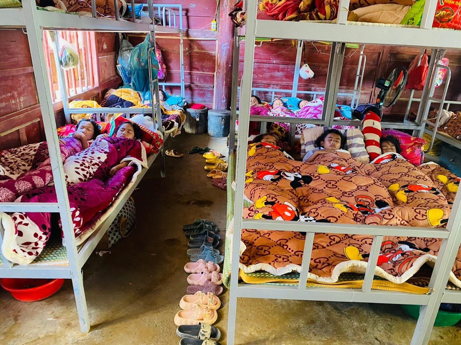 Học sinh Trường Phổ thông DTBT Tiểu học Lượng Minh (huyện Tương Dương, Nghệ An) có chăn ấm cho Báo Giáo dục và Thời đại trao tặng. Ảnh: NTCC Học sinh Trường Phổ thông DTBT Tiểu học Lượng Minh (huyện Tương Dương, Nghệ An) có chăn ấm cho Báo Giáo dục và Thời đại trao tặng. Ảnh: NTCC
