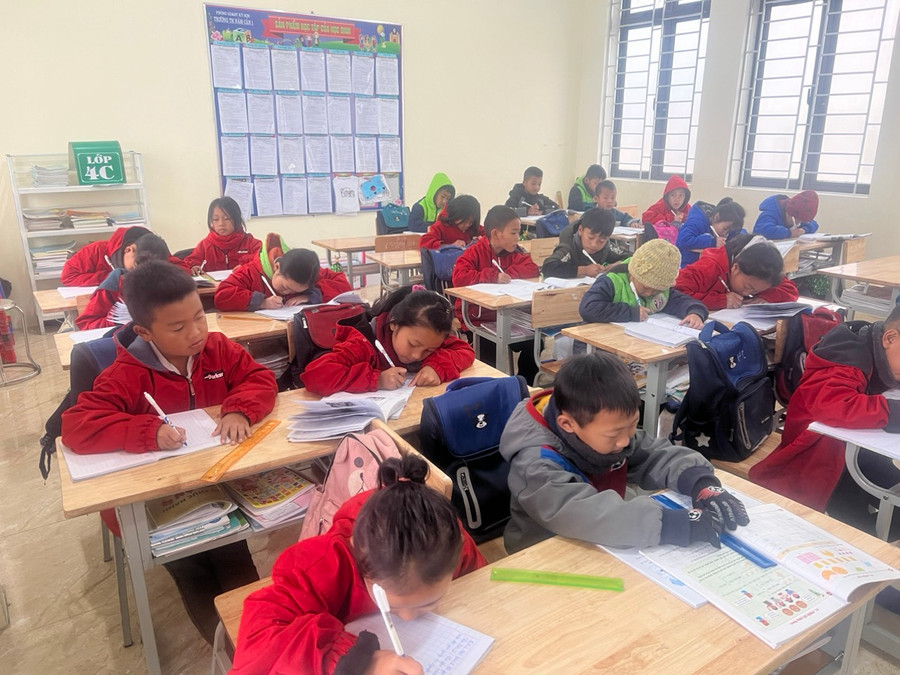 Học sinh mặc ấm khi tới lớp tại Trường Phổ thông DTBT Tiểu học Nậm Cắn 1, huyện Kỳ Sơn, Nghệ An. Ảnh: NTCC Học sinh mặc ấm khi tới lớp tại Trường Phổ thông DTBT Tiểu học Nậm Cắn 1, huyện Kỳ Sơn, Nghệ An. Ảnh: NTCC