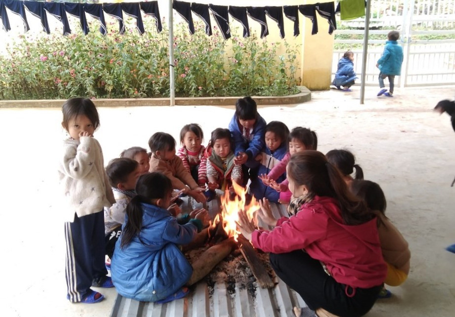 Cô giáo Trường Mầm non Mai Sơn (huyện Tương Dương, Nghệ An) đốt lửa sưởi ấm cho trẻ. Ảnh: NTCC Cô giáo Trường Mầm non Mai Sơn (huyện Tương Dương, Nghệ An) đốt lửa sưởi ấm cho trẻ. Ảnh: NTCC