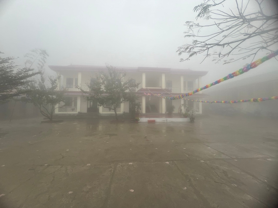 Trường Phổ thông DTBT Tiểu học Nậm Cắn 1 (huyện Kỳ Sơn, Nghệ An) chìm trong sương mù, giá rét. Ảnh: NTCC Trường Phổ thông DTBT Tiểu học Nậm Cắn 1 (huyện Kỳ Sơn, Nghệ An) chìm trong sương mù, giá rét. Ảnh: NTCC
