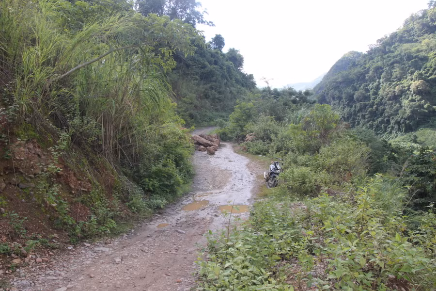Một điểm sạt lở, đất đá trên núi thình lình lăn xuống chắn ngang đường ở xã Mường Ải , huyện Kỳ Sơn, Nghệ An