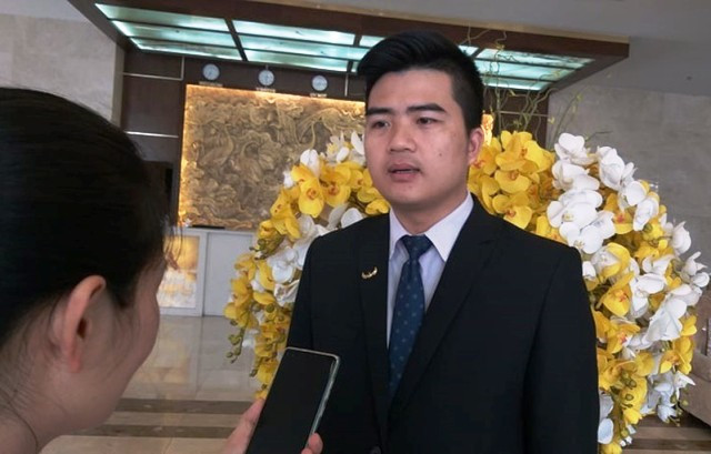 Ông Lê Đức Sinh, Giám đốc khách sạn Mường Thanh, Thanh Hóa trả lời báo chí.