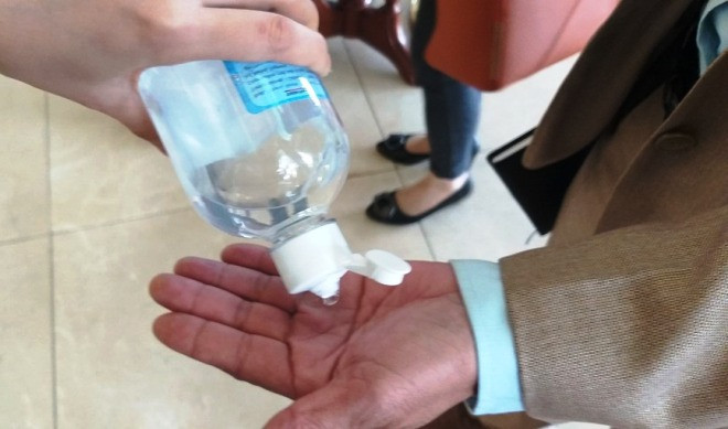 Đại biểu dự hội thảo sử dụng dung dịch sát khuẩn bàn tay.