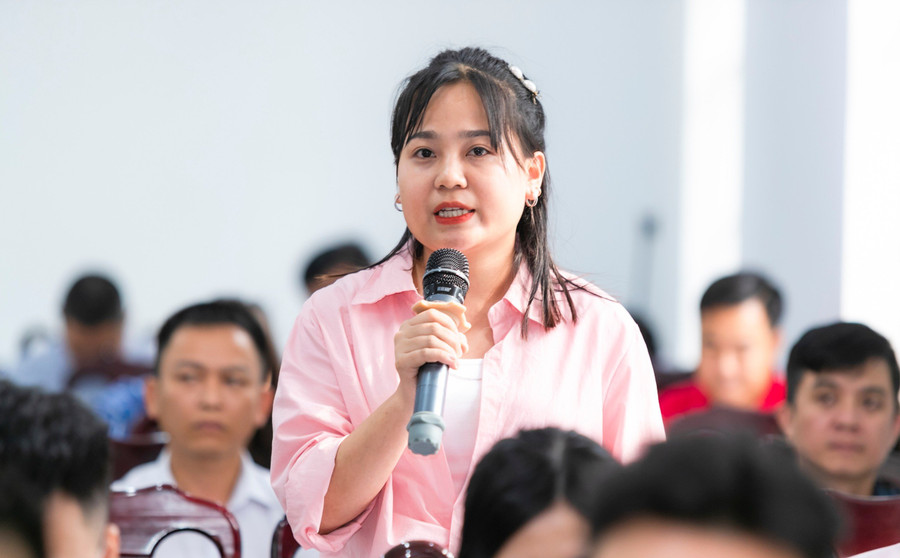 Phóng viên Phạm Ngân (Báo Văn hóa) đặt câu hỏi tại buổi họp báo. Ảnh: Hồ Lài. Phóng viên Phạm Ngân (Báo Văn hóa) đặt câu hỏi tại buổi họp báo. Ảnh: Hồ Lài.