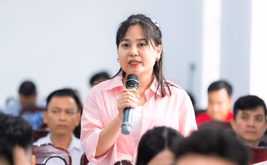 Phóng viên Phạm Ngân (Báo Văn hóa) đặt câu hỏi tại buổi họp báo. Ảnh: Hồ Lài.