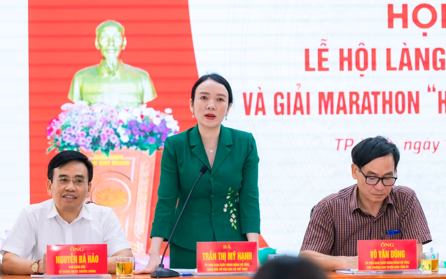 Bà Trần Thị Mỹ Hạnh - Giám đốc Sở Văn hóa và Thể thao Nghệ An trao đổi thông tin về giải marathon "Hành trình về Làng Sen". Ảnh: Hồ Lài.