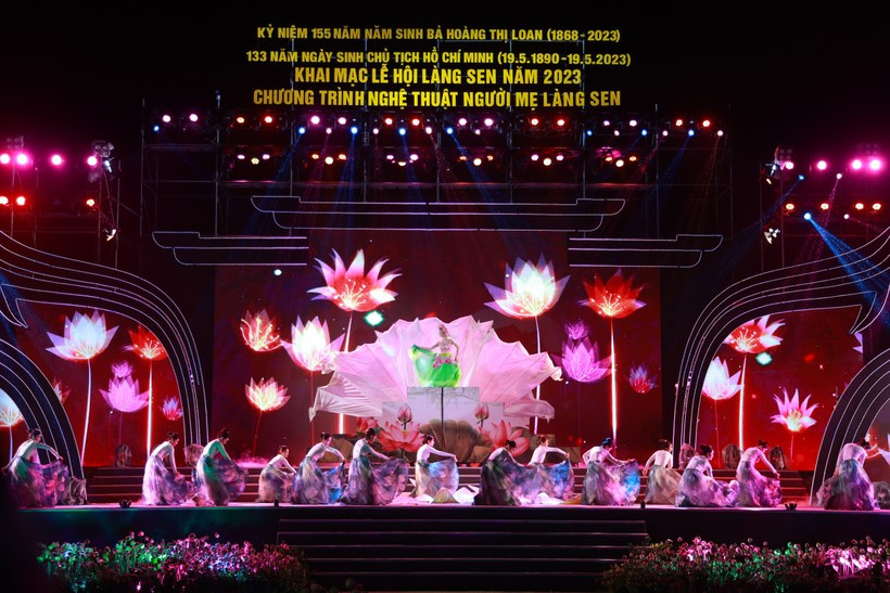 Chương trình nghệ thuật "Người mẹ Làng Sen" tại Lễ hội Làng Sen năm 2023 với sự phối hợp tham gia của tỉnh Thừa Thiên Huế. Ảnh: Hồ Lài. Chương trình nghệ thuật "Người mẹ Làng Sen" tại Lễ hội Làng Sen năm 2023 với sự phối hợp tham gia của tỉnh Thừa Thiên Huế. Ảnh: Hồ Lài.