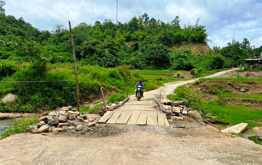 Cầu tràn đang được chính quyền xã Pù Nhi khắc phục tạm. (Ảnh: TL) Cầu tràn đang được chính quyền xã Pù Nhi khắc phục tạm. (Ảnh: TL)