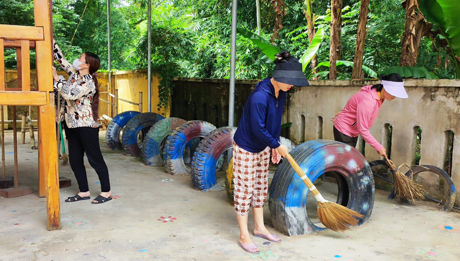 Giáo viên Trường Mầm non Tam Lư dọn vệ sinh tại điểm lẻ bản Tình, xã Sơn Lư (Quan Sơn, Thanh Hóa). Ảnh: TL.
