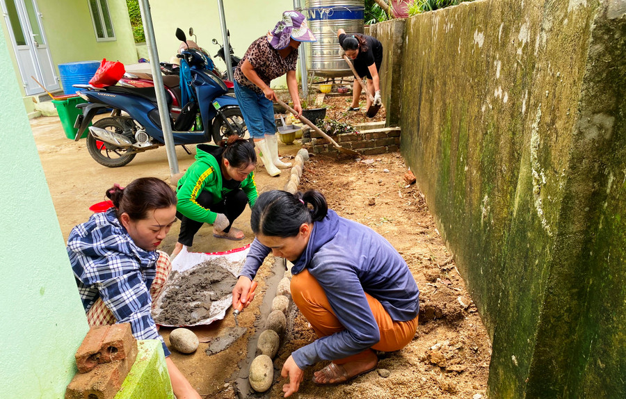 Tự tay xây hàng rào để trồng hoa. Ảnh: TL.