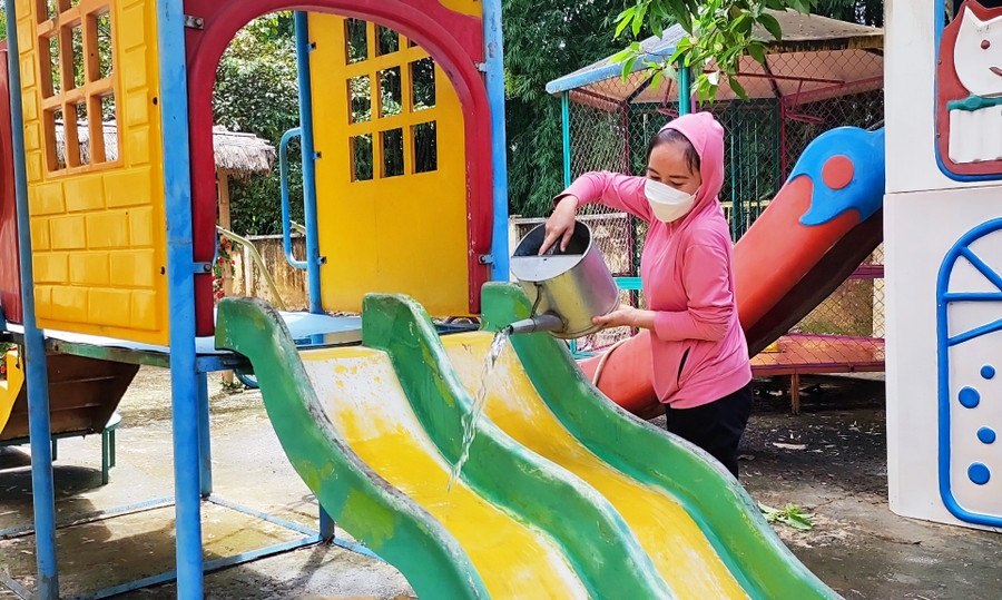 Vệ sinh cầu trượt cho trẻ. Ảnh: TL.