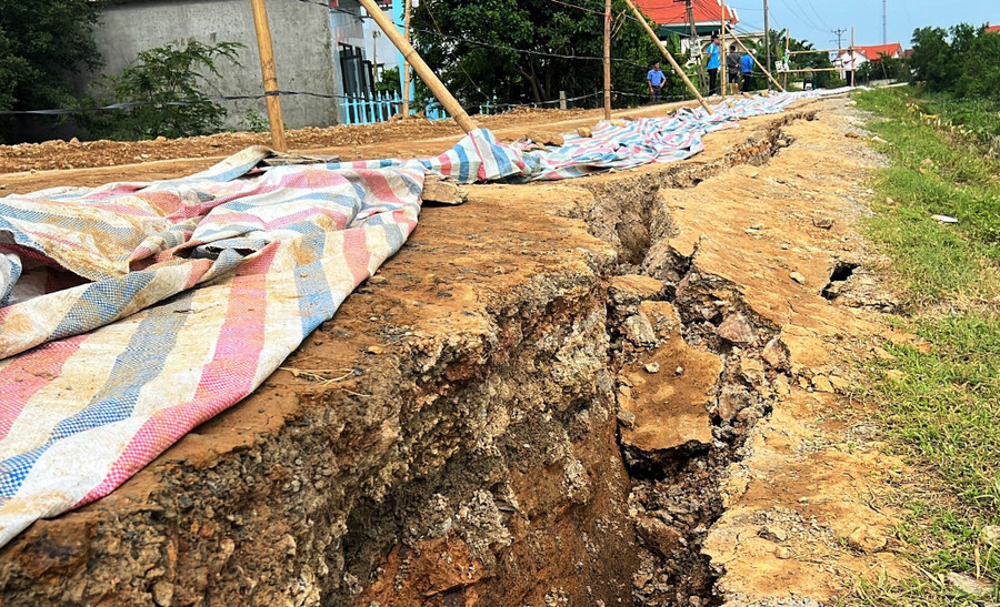 Mặt và mái đê sông Càn đang bị sụt lún. (Ảnh: TL) Mặt và mái đê sông Càn đang bị sụt lún. (Ảnh: TL)