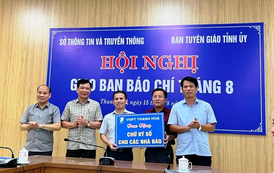 Đại diện VNPT Thanh Hóa trao tặng chữ ký số cho các nhà báo. Ảnh: TL.