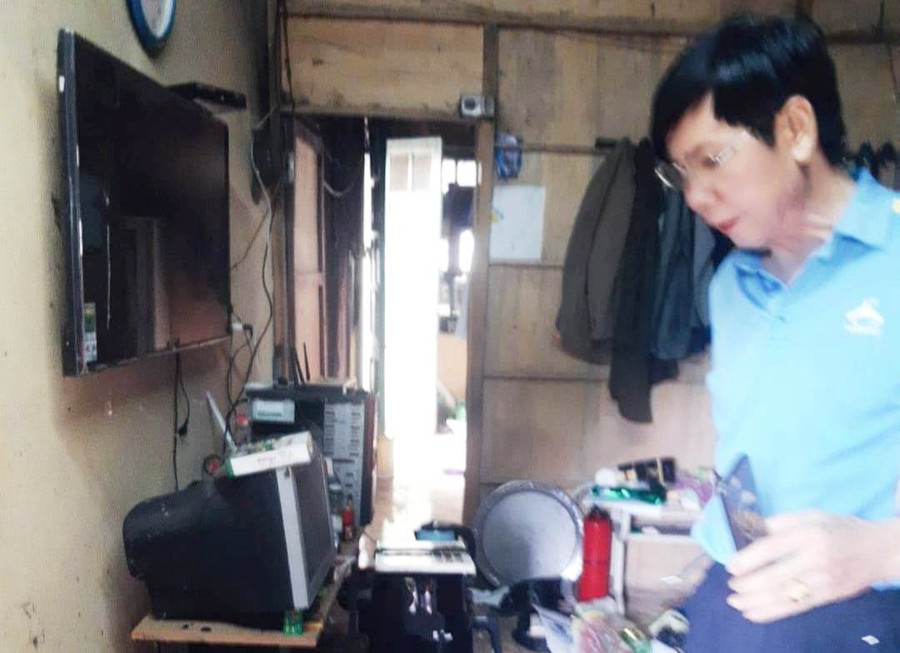 Giáo viên thất thần trước cảnh tượng đồ đạc bị lục tung. (Ảnh cắt từ video)