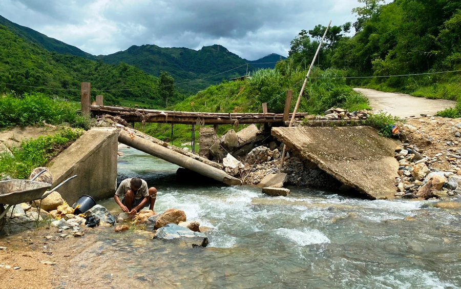 Cầu tràn bản Na Tao đi bản Cơm, xã Pù Nhi (Mường Lát, Thanh Hóa) bị hư hỏng nặng. (Ảnh: TL)