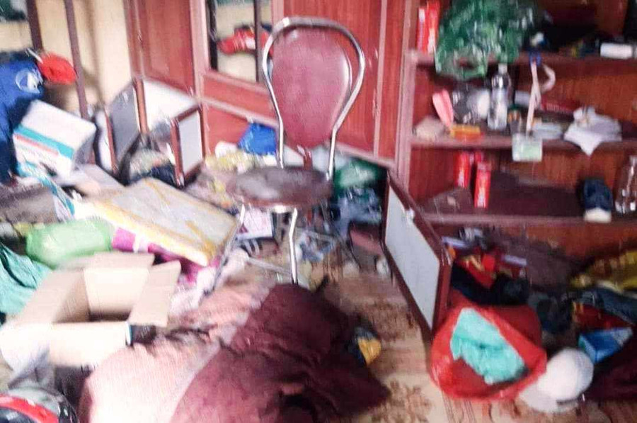 Phòng ở của giáo viên trong khu nhà công vụ, Trường TH&amp;THCS Bình Sơn (Triệu Sơn, Thanh Hóa) bị kẻ gian đột nhập &quot;xới tung&quot;. (Ảnh cắt từ video)