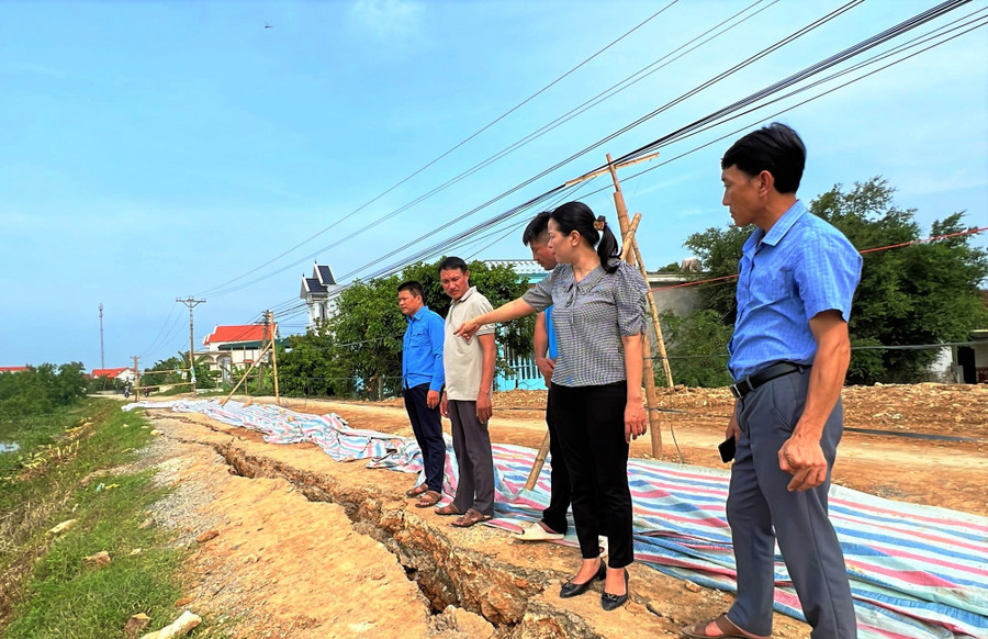 Cơ quan chức năng huyện Nga Sơn thường xuyên kiểm tra tại vị trí sạt lở. (Ảnh: TL) Cơ quan chức năng huyện Nga Sơn thường xuyên kiểm tra tại vị trí sạt lở. (Ảnh: TL)