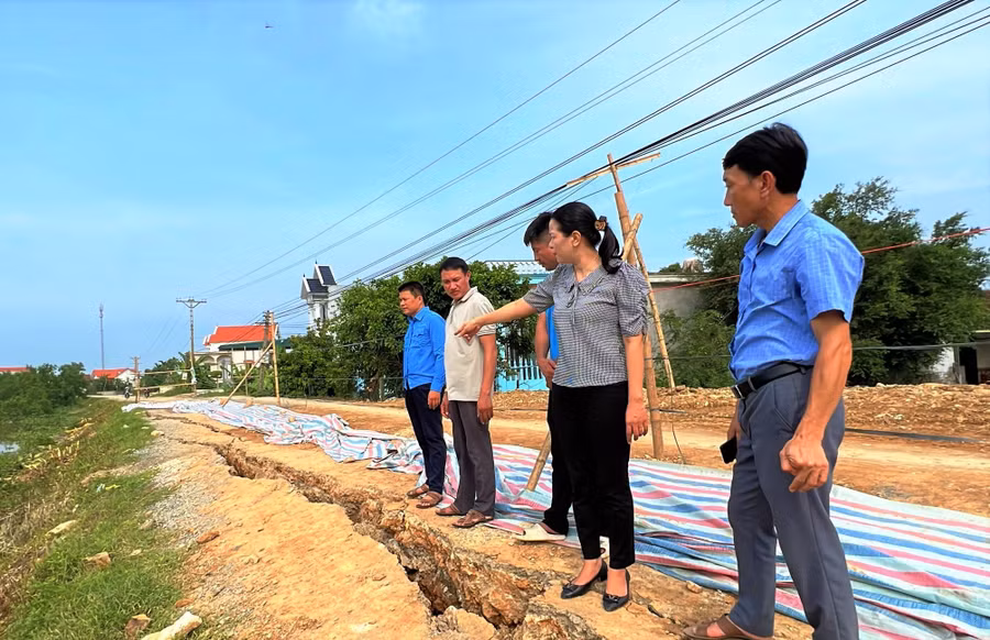 Cơ quan chức năng huyện Nga Sơn thường xuyên kiểm tra tại vị trí sạt lở. (Ảnh: TL)