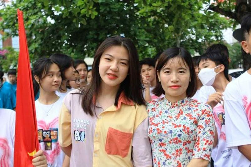 Cô Lữ Thị Thủy (phải) và cựu học sinh Nguyễn Thị Thúy Vân (hiện đang là HS Trường THPT chuyên Lam Sơn).