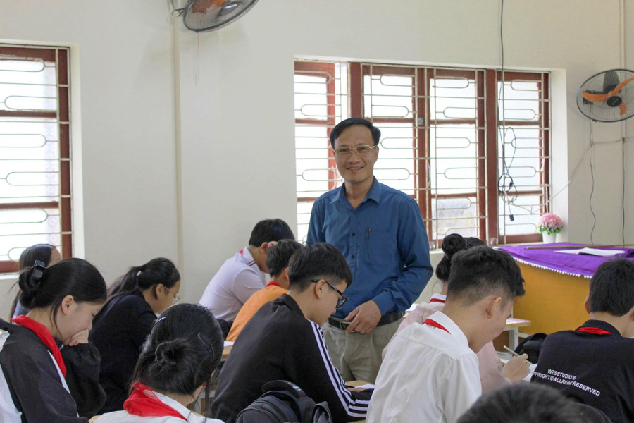 Thầy Nguyễn Tiến Thơ, trong giờ dạy môn Toán tại Trường THCS Hoằng Phụ.