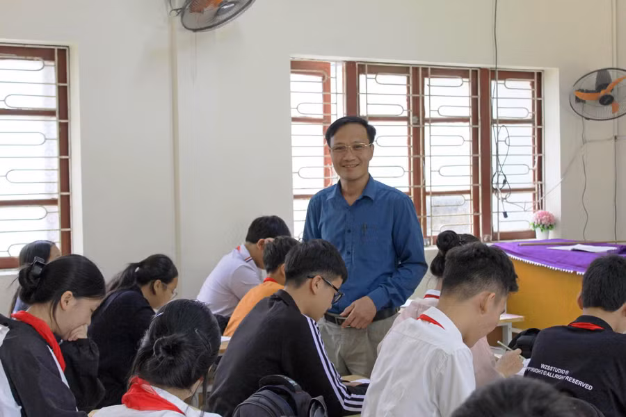 Thầy Nguyễn Tiến Thơ, trong giờ dạy môn Toán tại Trường THCS Hoằng Phụ.