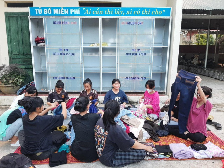Các cô giáo nhà trường phân loại quần áo sau khi tiếp nhận từ các nhà hảo tâm gửi về.