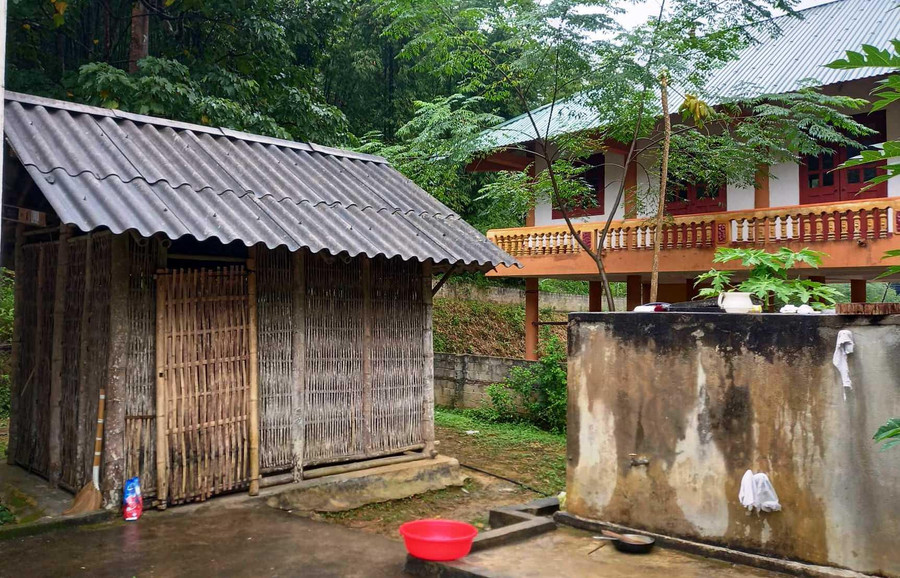 Căn lều vách nứa được dùng làm nơi nấu ăn bán trú cho trẻ.