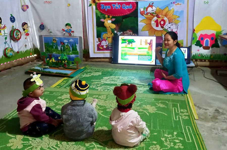 Cô giáo và những đứa trẻ ở đỉnh Đun Pù, xã Nam Xuân, huyện vùng cao, biên giới Quan Hóa (Thanh Hóa).